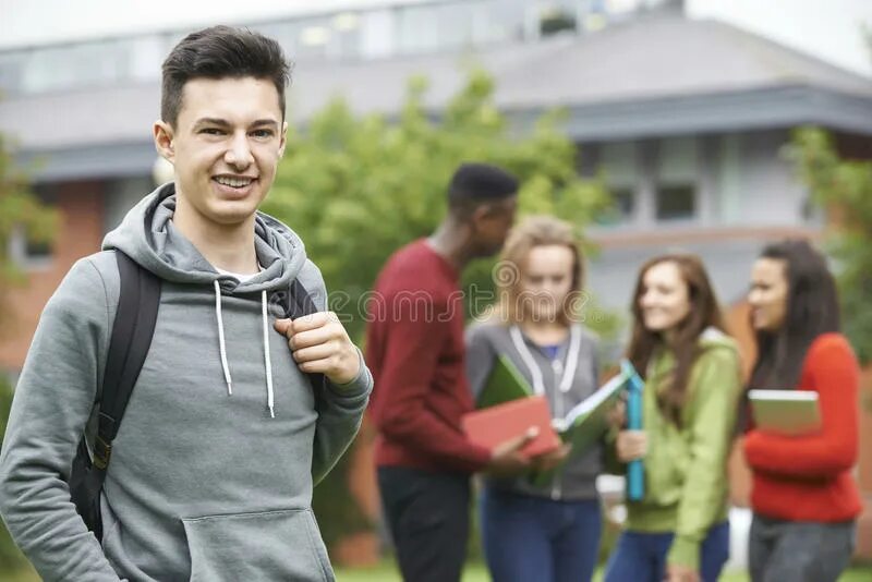 Радостные студенты. Университет студенты. He is student in the group. Общение с иностранцами. Счастливые студенты.