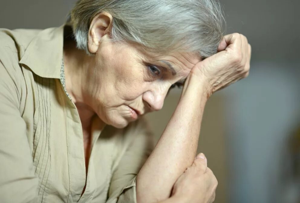 Психологическая слабость человека. Эмоции пожилых. Стресс у пожилого. Беспокойство пожилых. Пожилая женщина стресс.