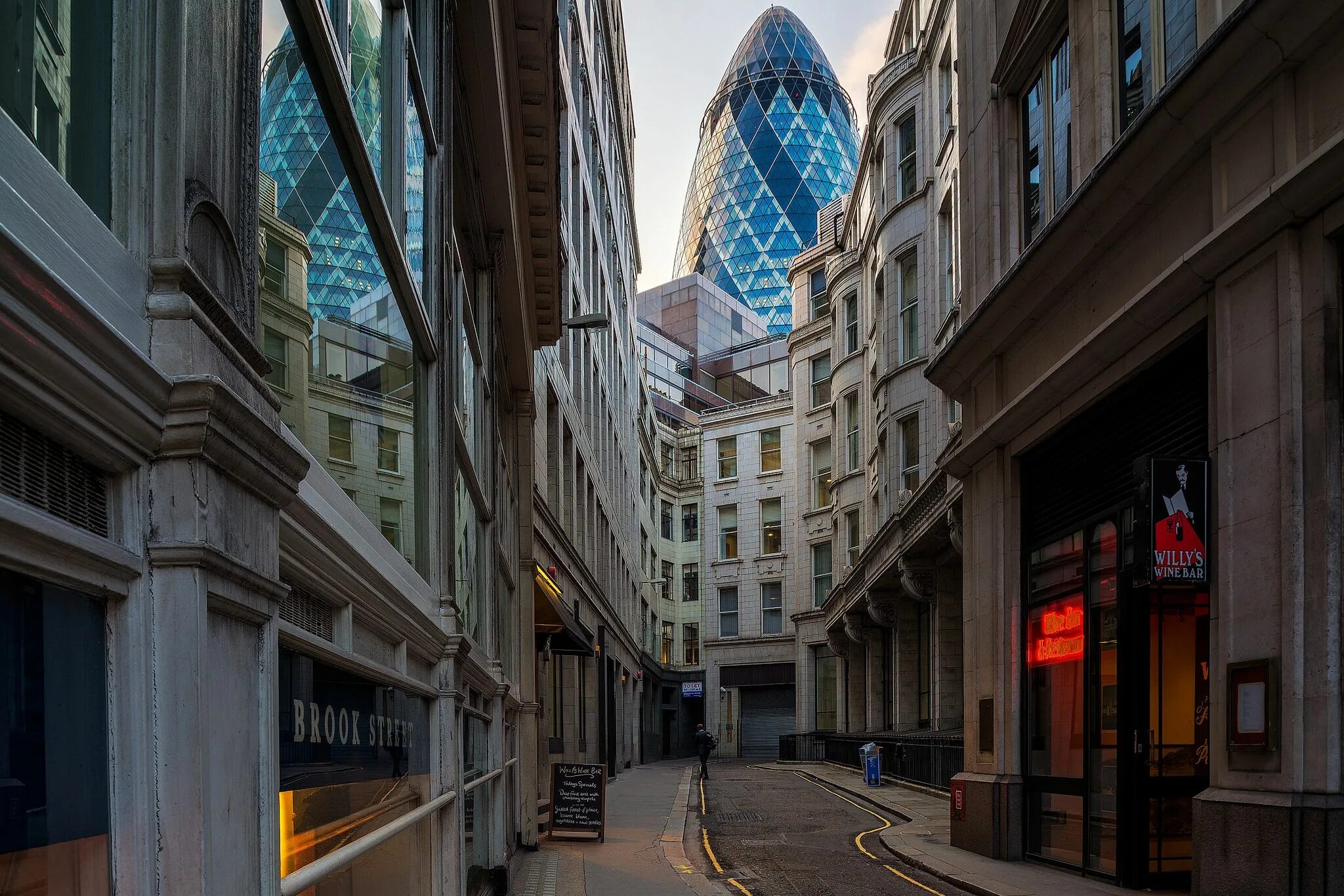 Известные улицы стран. Брикстон район Лондона. Севен Дайлз в Лондоне. The Gherkin в Лондоне.