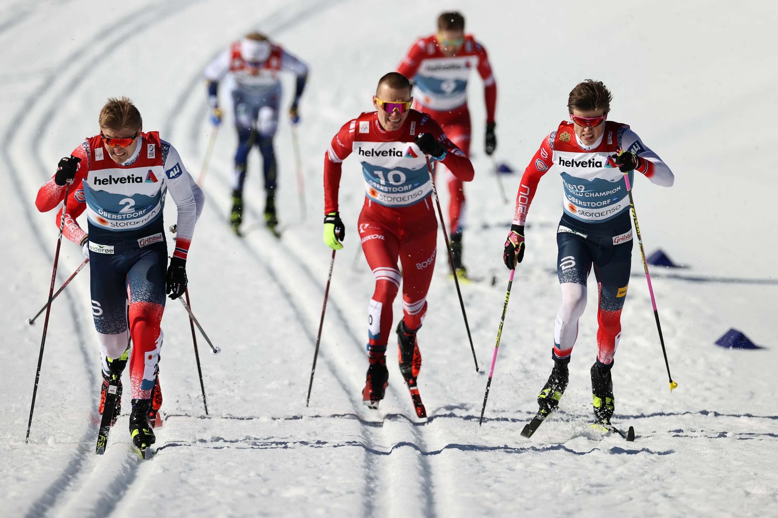Лыжные гонки кубок россии сегодня мужчины результаты. Лыжные гонки Большунов. Лыжные гонки скиатлон. Скиатлон лыжные гонки Большунов.