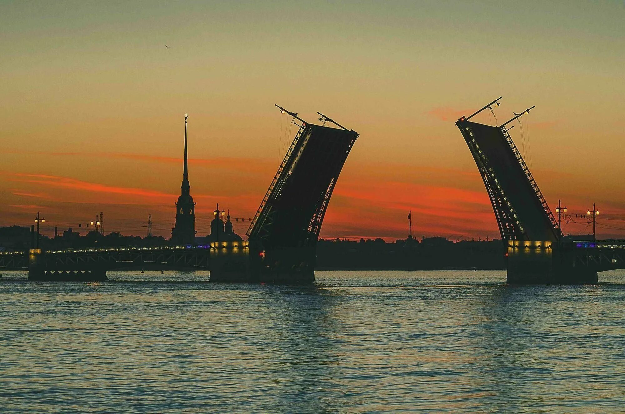 Что видна в санкт петербурге. Дворцовый мост в Санкт-Петербурге. Разводные мосты в Санкт-Петербурге белые ночи. Дворцовый мост белые ночи.
