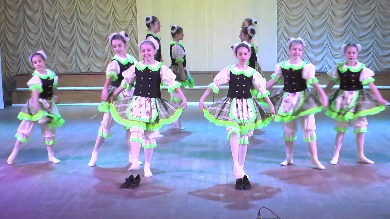 Башмачок уфа танцы. Костюм йоксу полька. Танцевальный коллектив феерия. Танец башмак. Танец башмак.