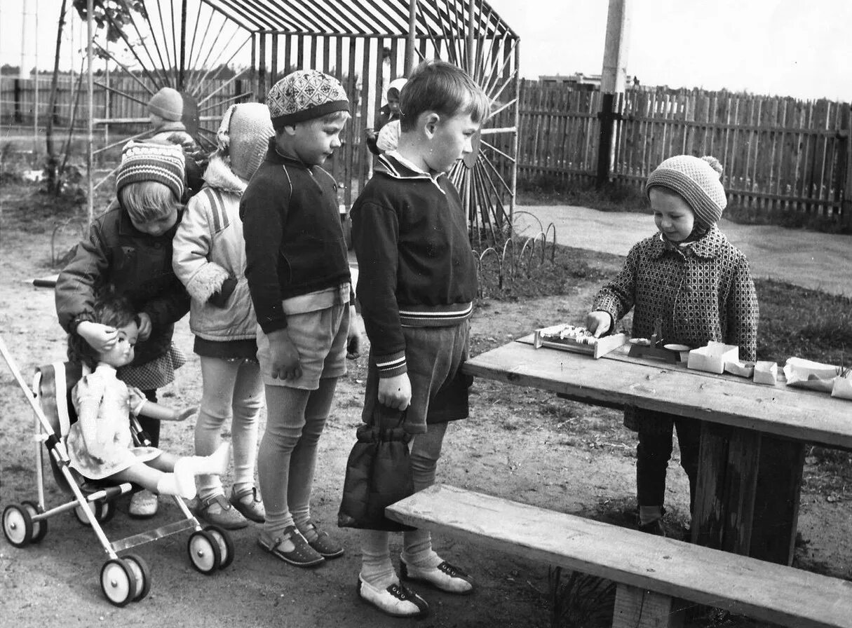 Детвора играла. Советские дети в детском саду. Счастливое советское детство. Детство фото. Советские дети во дворе.