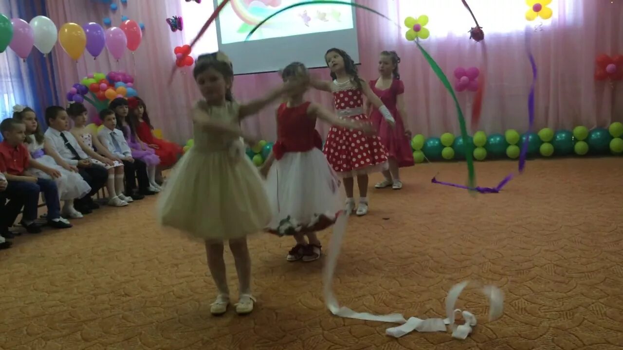 Упражнения с ленточками в детском саду. Танец с ленточками на выпускной в детском саду. Танец с ленточками для малышей. Танец с лентами в детском саду. Танцевально игровая гимнастика в детском саду.