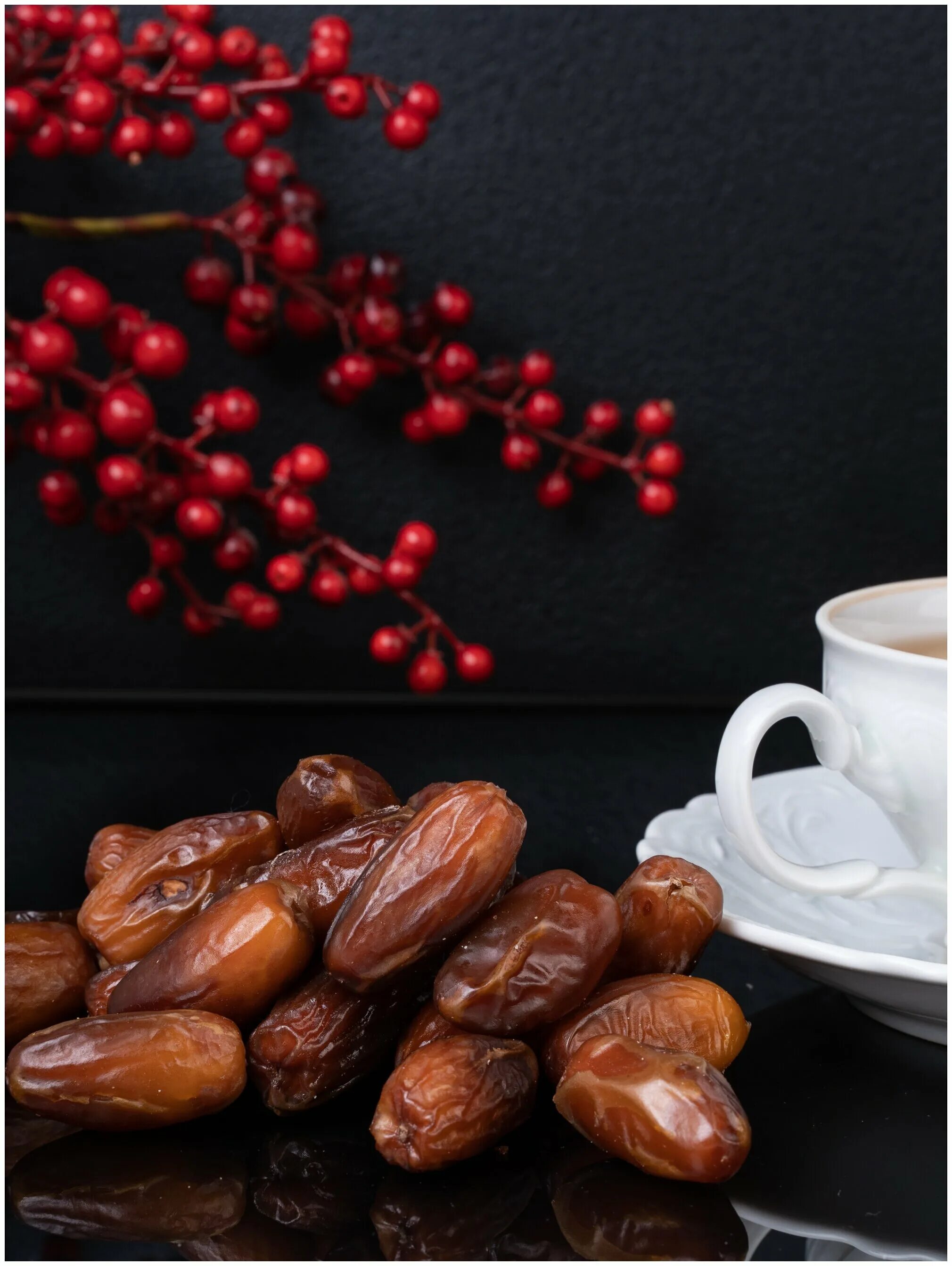 Финики меджул. Финики с молоком. Финики рамадан. Рамадан финики фон. Почему финики в рамадан.