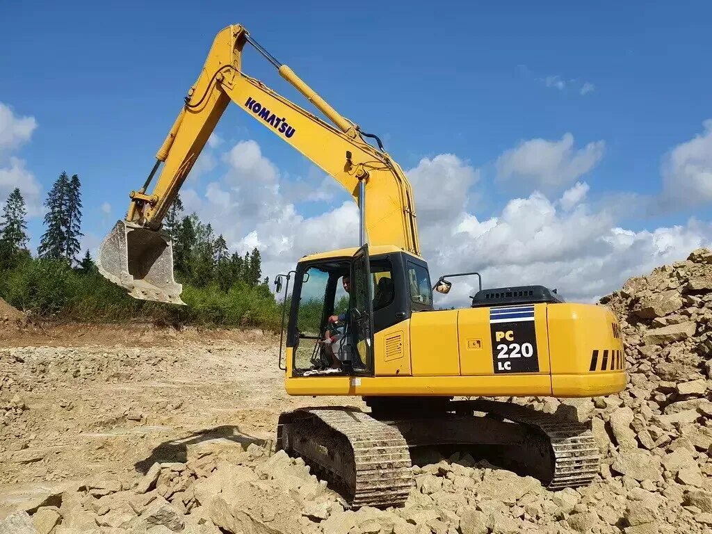 Экскаватор komatsu pc220. Экскаватора комацу рс220-8. Komatsu pc220-7. Экскаватор гусеничный коматсу 220. Комацу 220 экскаватор.