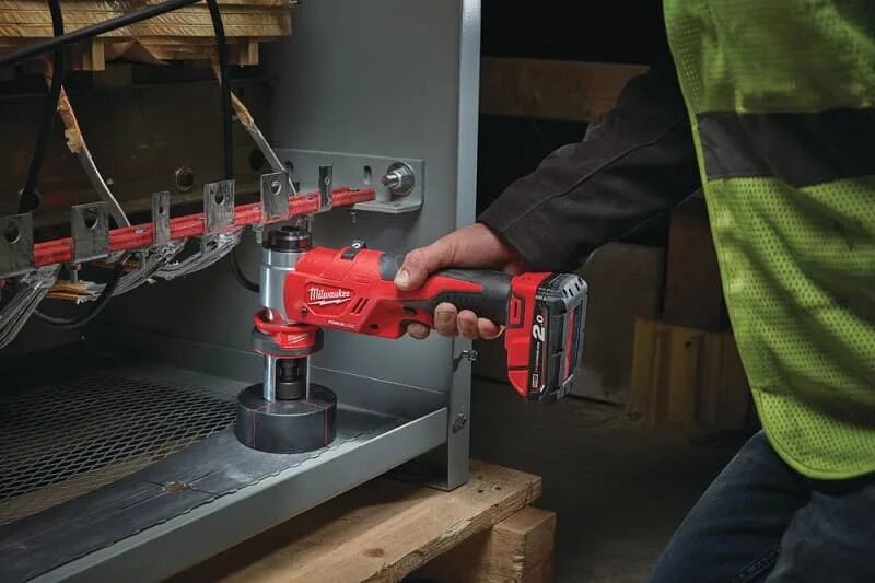 Гидравлический пробойник для отверстий Milwaukee m18 HKP-201c. Milwaukee пресс аккумуляторный. Аккумуляторный гидравлический пробойник m18 HKP-201ca fuel (li-ion2ач)/Milwaukee. Milwaukee трубогиб. Пробивка отверстий в металле