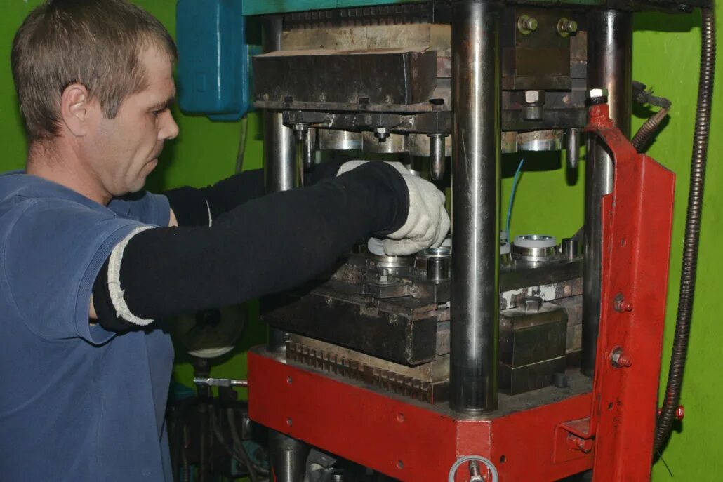 Штамповщик (оператор автоматической штамповочной линии). Штамповщик горячей штамповки. Работа прессовщик. Пресс для макулатуры. Штамповщик профессия.