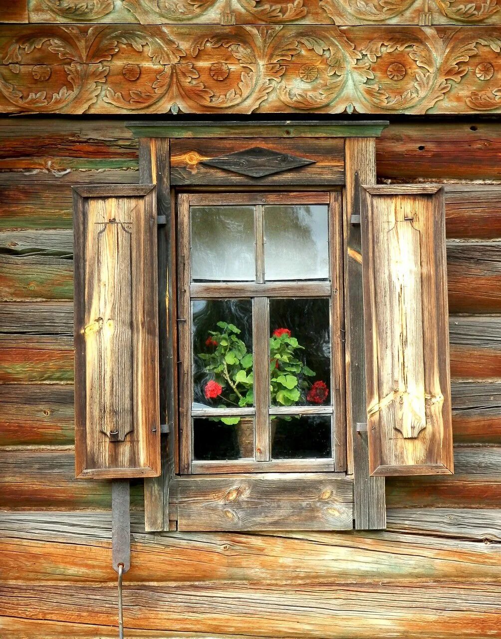Окна старинный дом. Деревенское окно. Окно в деревенском доме. Старинные окна. Окно в избе.