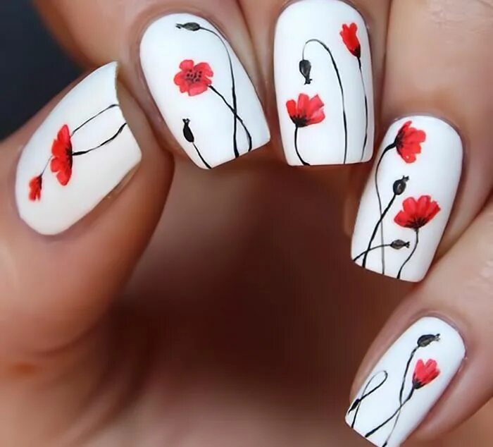 Дизайн белых ногтей с рисунком. Мак на ногтях. Маникюр с маками на ногтях. Красный маникюр с маками. Маникюр с цветами.