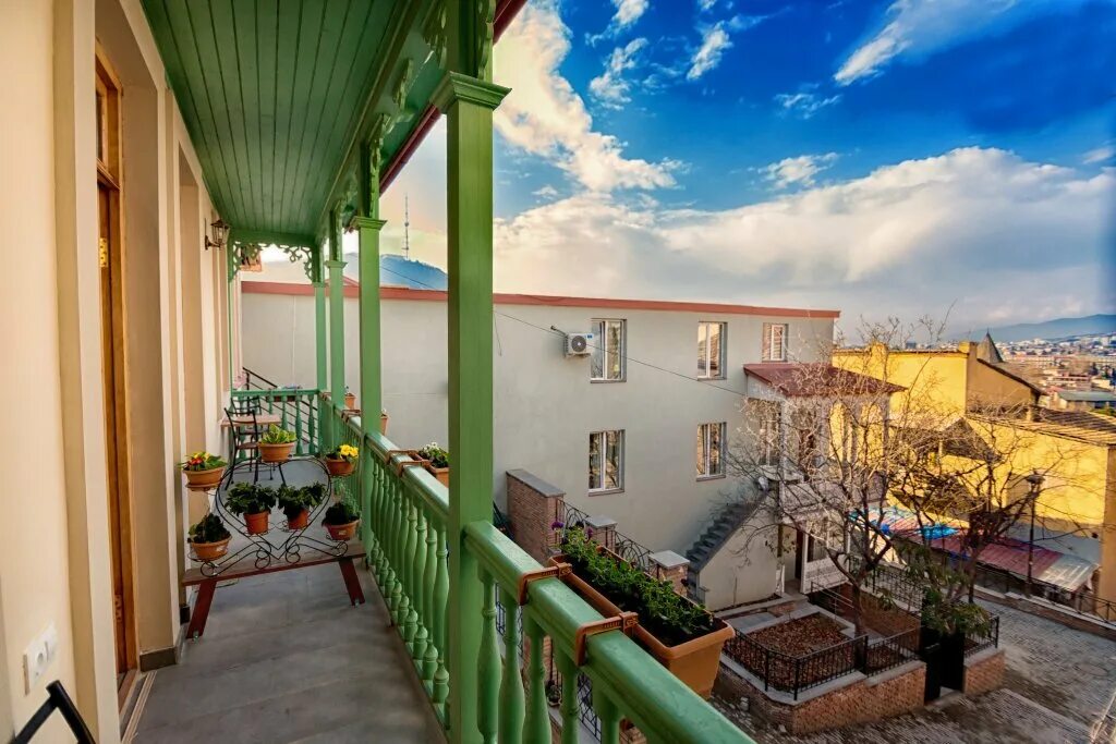 Old town hotel. Betlemi old Town Hotel Тбилиси. Тбилиси Бетлеми 3. Терраса Бетлеми Тбилиси. Тбилиси ул Бетлеми 3 галерея.