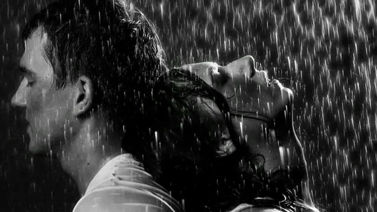 Парень и девушка под дождем. Влюбленные под дождем. Страсть под дождем.