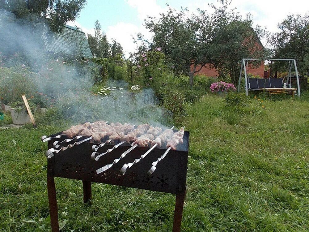 Шашлыки на даче. Мангал на даче. Iашлык на даче. Шашлыки на природе. Шашлык на участке