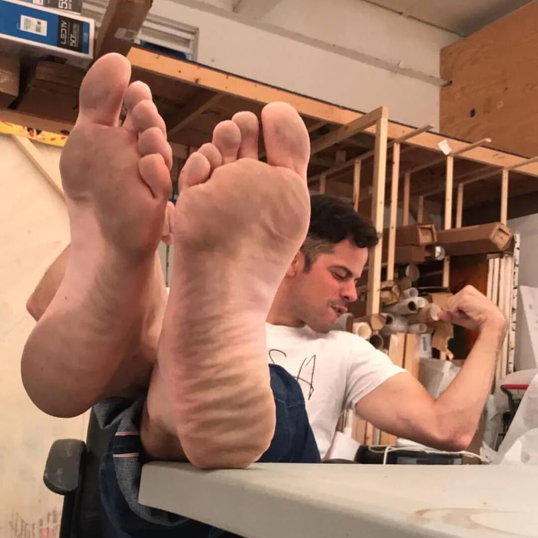 Giant and tiny. Европейцы feet male. Male feet master. Рэйвен foot slave. Feet мужчин.