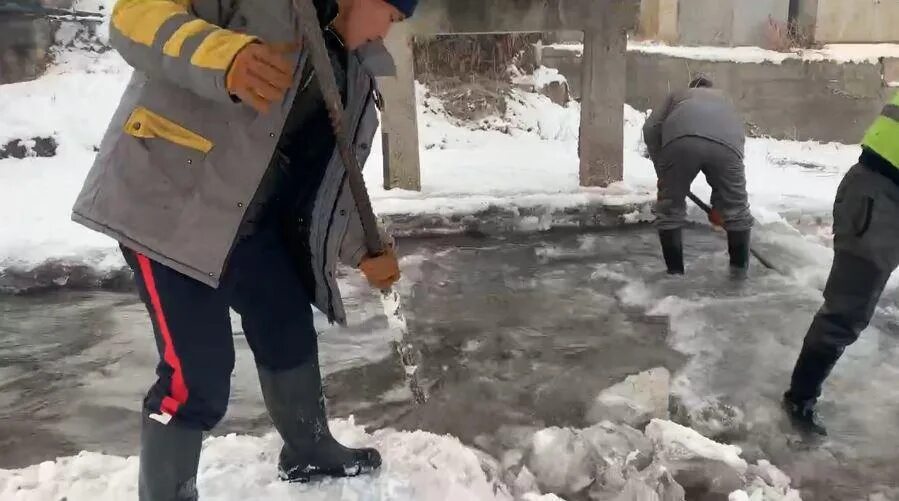 Уровень воды в реке алей. Очистка Арыков от снега. Очистка Арыков в Кыргызстане. Раскалывание льда пожарным ведром. Донный лед.