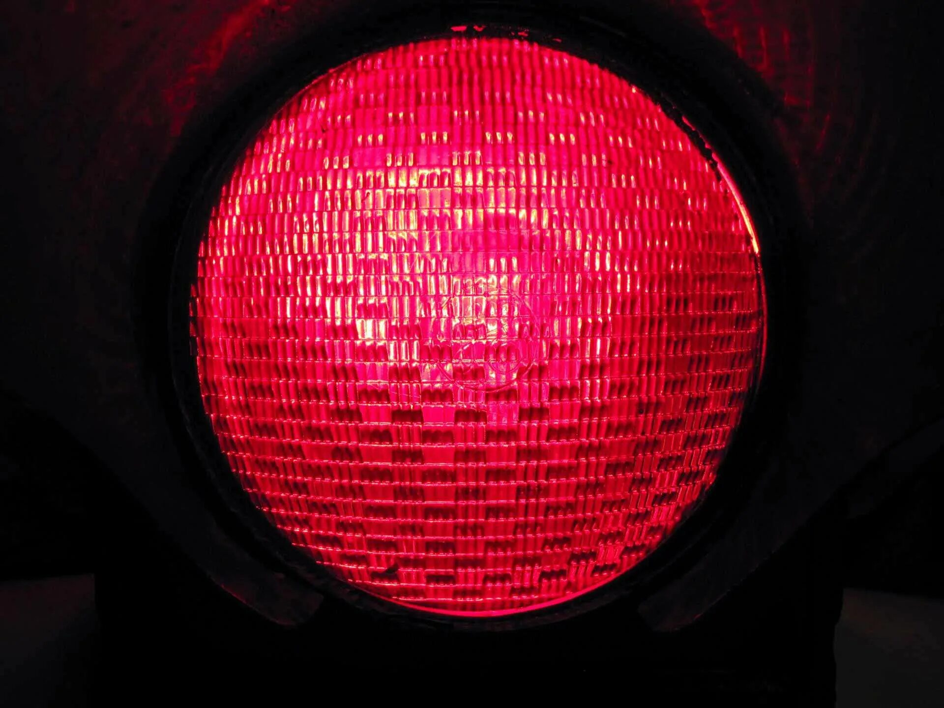 Я лечу на красный свет. Красный свет светофора. Красный йвет световофра. Свет от светофора красный. Светофор света красная.