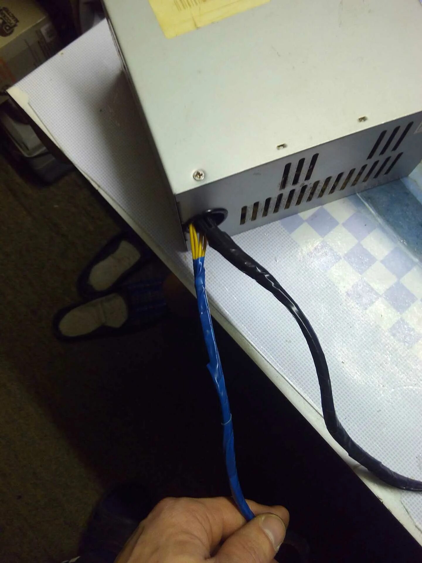 Подключение ноутбука к блоку питания. Подключение ноутбука к блоку питания. Распиновка вентилятора 12в пк. Блок питания для автомагнитолы от сети 220. Dc in разъем на материнской плате ноутбука.