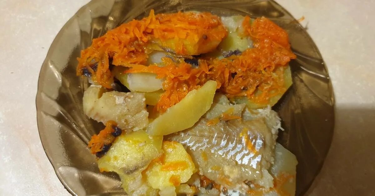 Минтай картофель морковь лук. Рыба в духовке с морковью. Рыба в духовке с картошкой морковью. Рыба с морковкой и луком в духовке. Рыбка в духовке с морковкой.