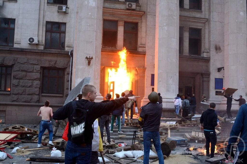 Одесса дом профсоюзов 2 мая 2014. Дом профсоюзов в одессе молотов. Поджог профсоюза. Одесса 2014 дом профсоюзов. Одесса дом профсоюзов 2 мая 2014 г.