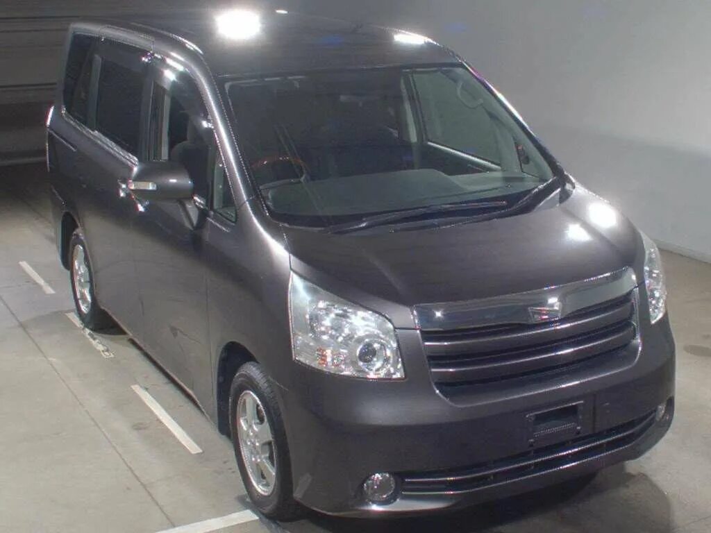 Купить ноах во владивостоке. Toyota Noah 2010. Минивэн Тойота Ноах 2010. Toyota Noah r60. Тойота Ноах 2010 серый цвет.