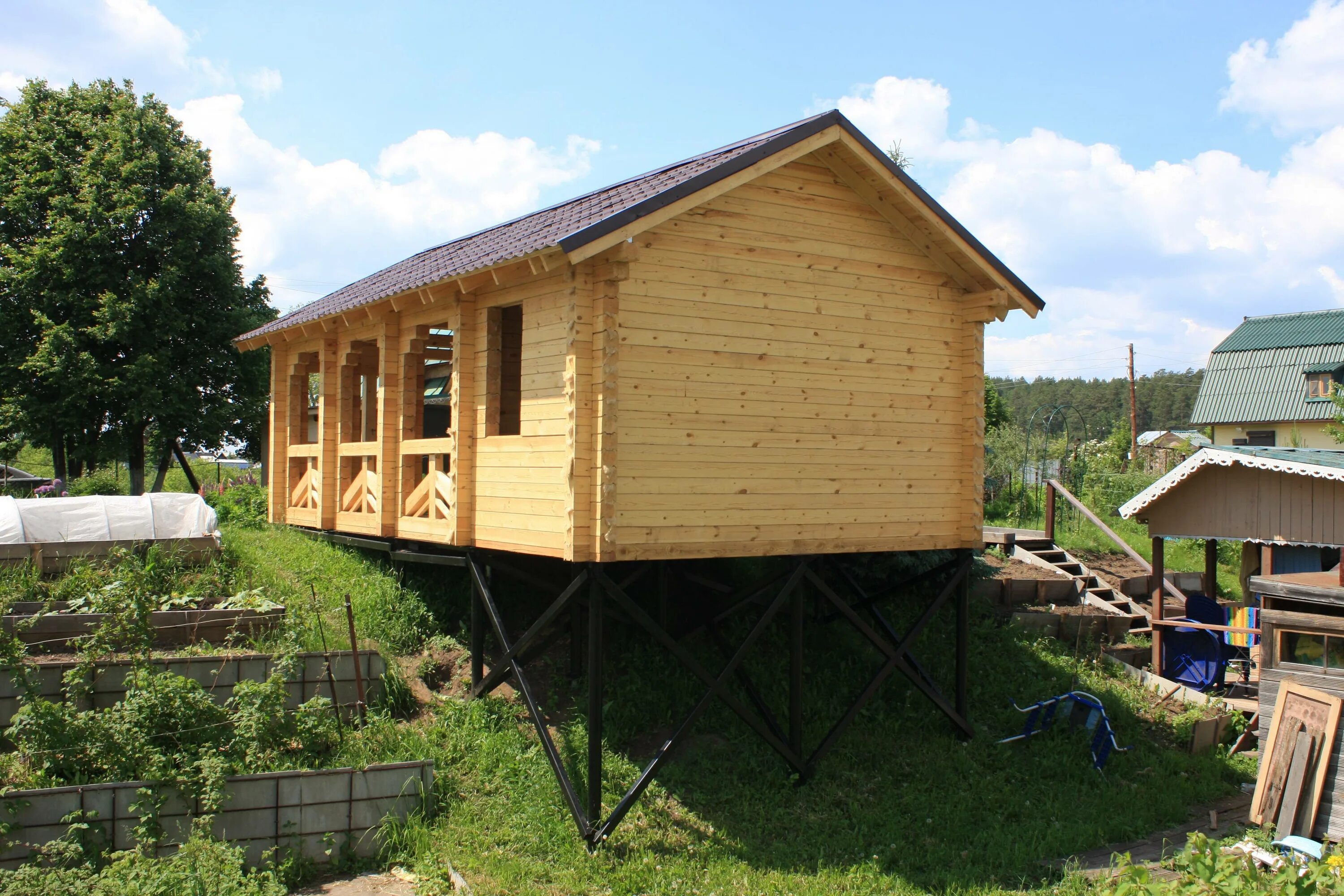 Баня на сваях из бруса. Баня из сруба на свайном фундаменте. Баня на винтовых сваях из бруса. Дом баня на сваях. Баня с террасой.