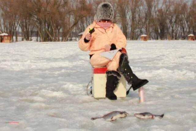 Поймал тетку. Зимняя рыбалка. Женщина на зимней рыбалке. Приколы на рыбалке. Женщина зимой на рыбалке.