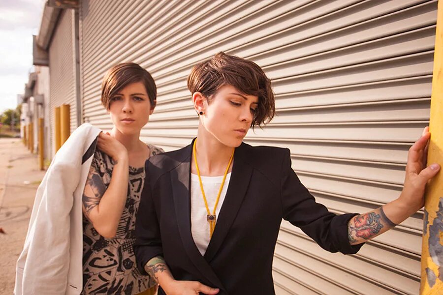 Him sarah and. Tegan and Sara. Группа Tegan and Sara. Sara Quin. Tegan and Sara - heartthrob (2013).