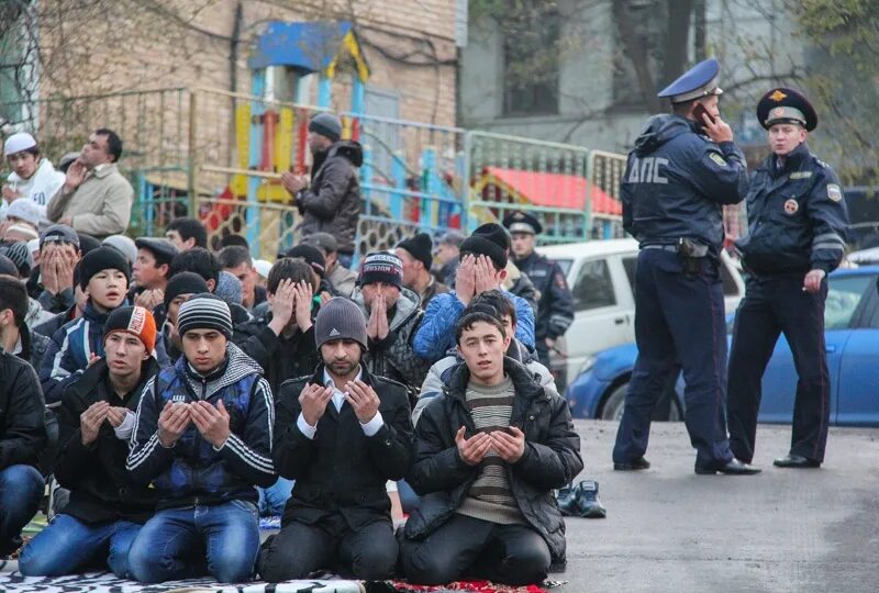 Почему мусульмане в пятницу. Курбан байрам Владивосток. Мусульмане Владивостока. С пятницей мусульмане. Владивосток куча мусульман.