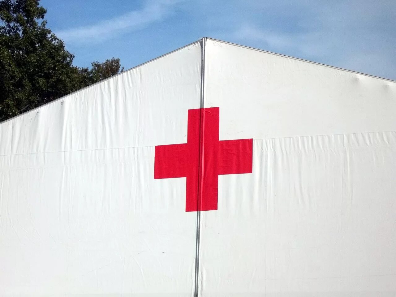 Красный крест. Красный крест Украина. Красный крест фото. Чешский красный крест.