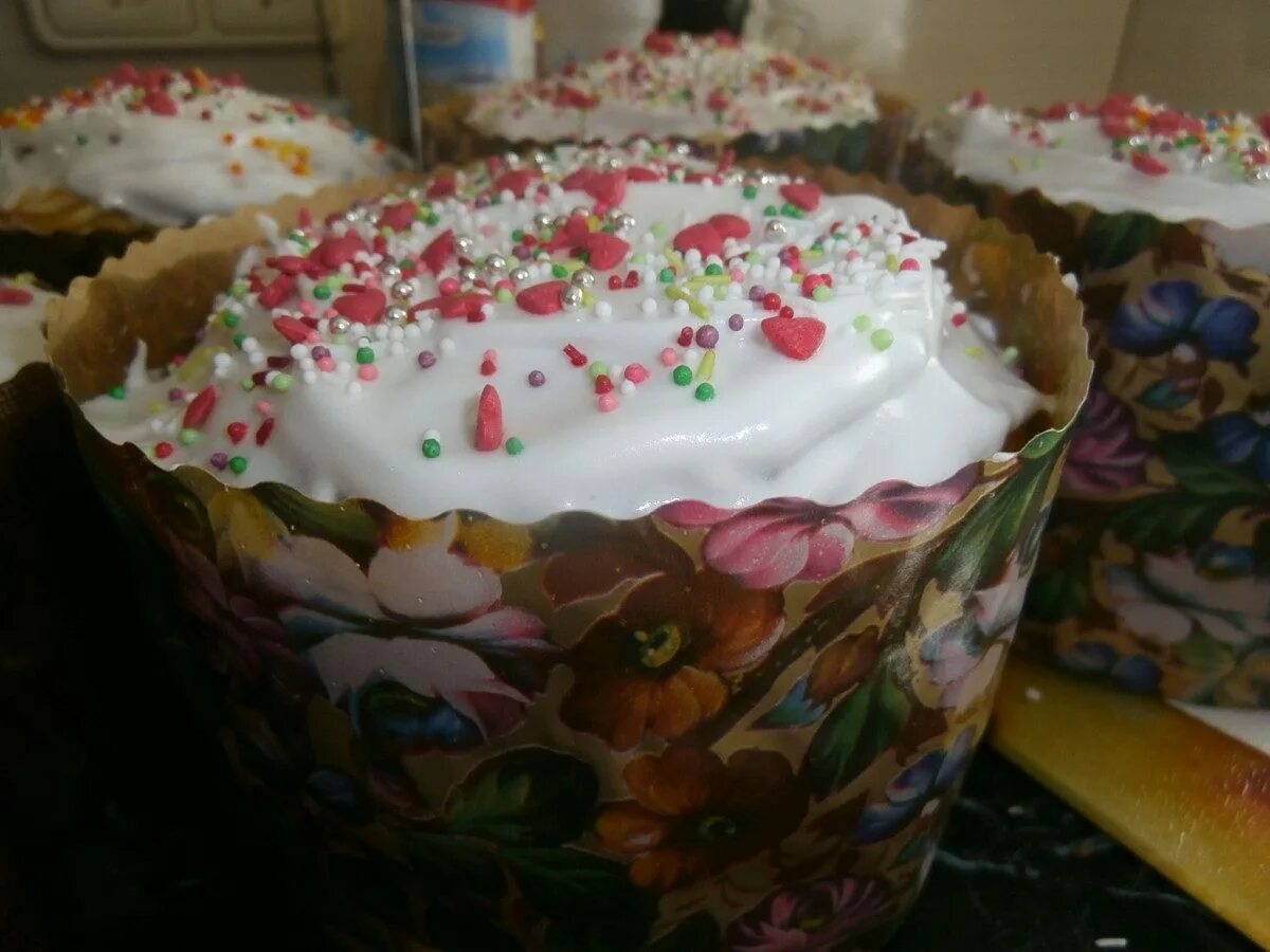 Кулич творожный пасхальный. Крем для куличей рецепт с фото пошагово. Плоский кулич. Глазурь для кулича. Глазурь для кулича с желатином.