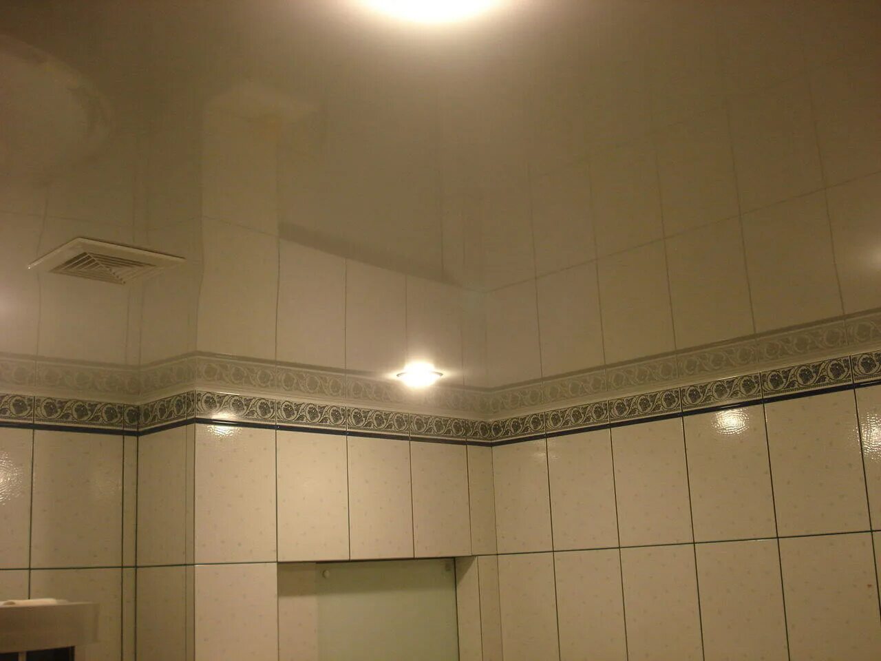 Натяжные потолки ванная плитка. Потолок в ванной. Глянцевый потолок в ванную. Потолок в ванную комнату. Натяжной потолок в ванной.