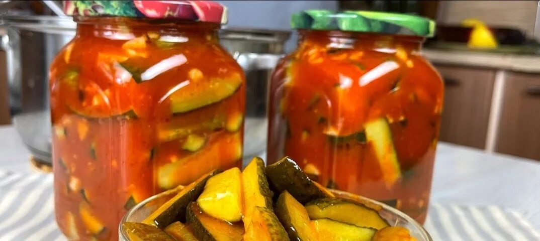 Рецепт огурцов в зиму вкусный. Огурцы в заливке на зиму. вкусный маринад для огурцов на зиму. огурцы с перцем круглишками на зиму в банках. огурчики в банках с чили.
