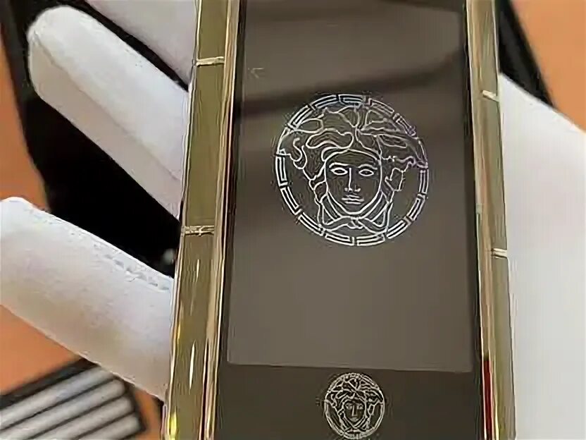 Смартфон кожаный корпус. Телефон versace unique. Чехол версаче на айфон 11. Эксклюзивные чехлы для телефонов. Телефон версачи.