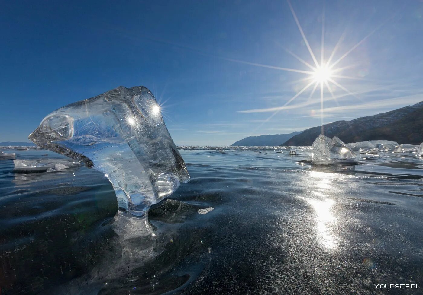 Пузырьки на байкале. Озеро Байкал лед. Озеро Байкал зимой прозрачный лед. Сопки Байкала. Прозрачный лед Байкала.