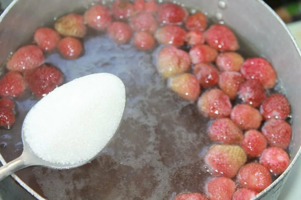 Компот из клубники в кастрюле. Как сварить компот из земляники в кастрюле. Сколько минут варить клубничный компот из замороженных ягод.