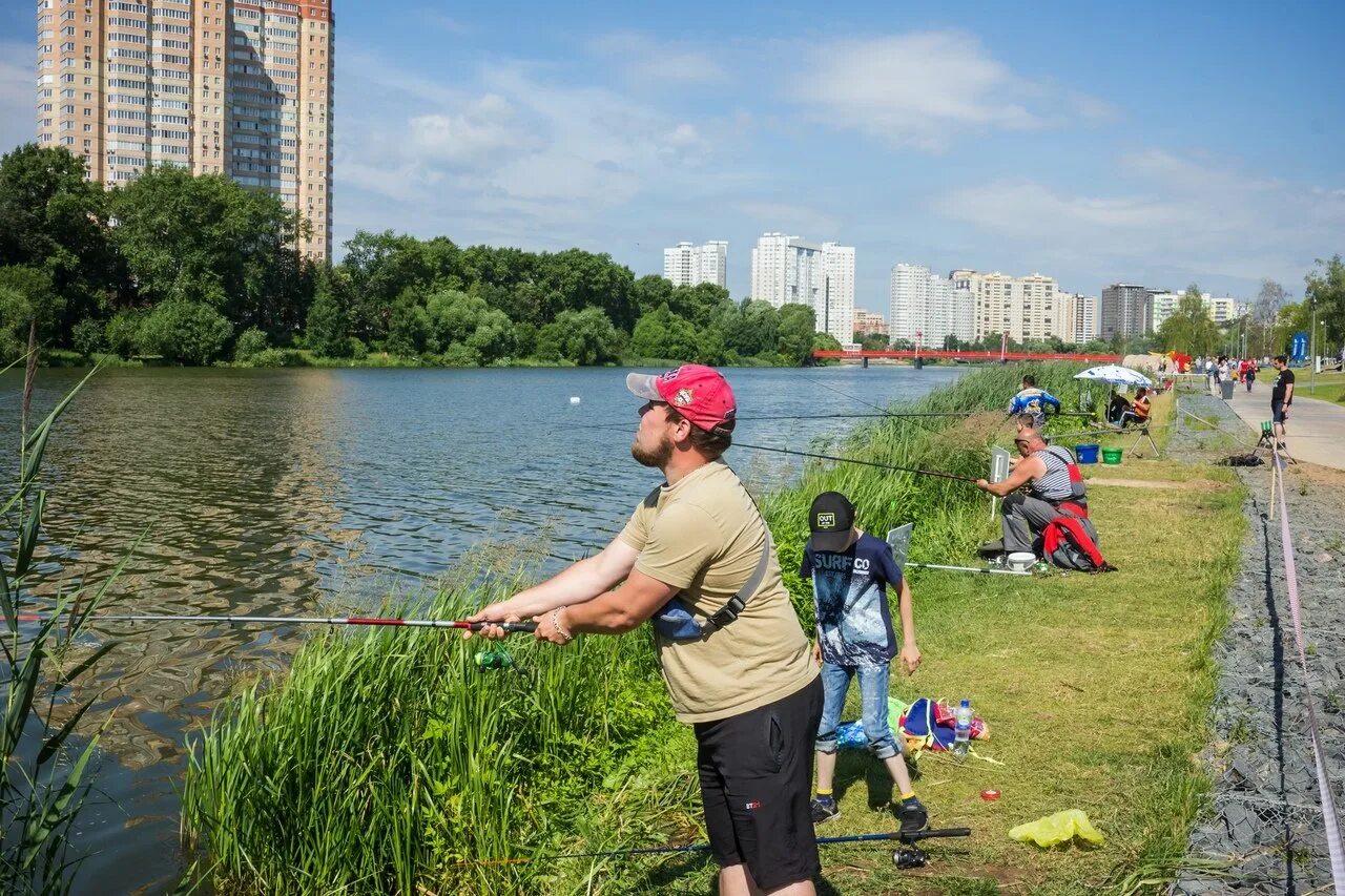 Вода пушкино московской области. Река Серебрянка в Пушкино. Речка Серебрянка в Пушкино. Набережная реки Серебрянки Пушкино. Пушкино Московская область река Серебрянка.