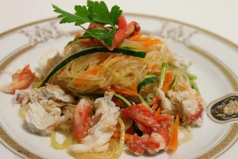 Салат фунчоза с овощами и свининой