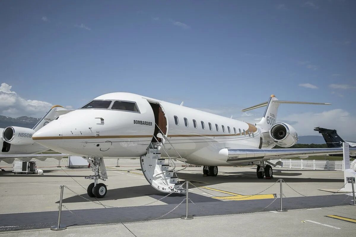 Самолет сена. Bombardier 6000. Бомбардир Global 6000. Бомбардье 6000. Самолёт Бомбардье Глобал 6000.