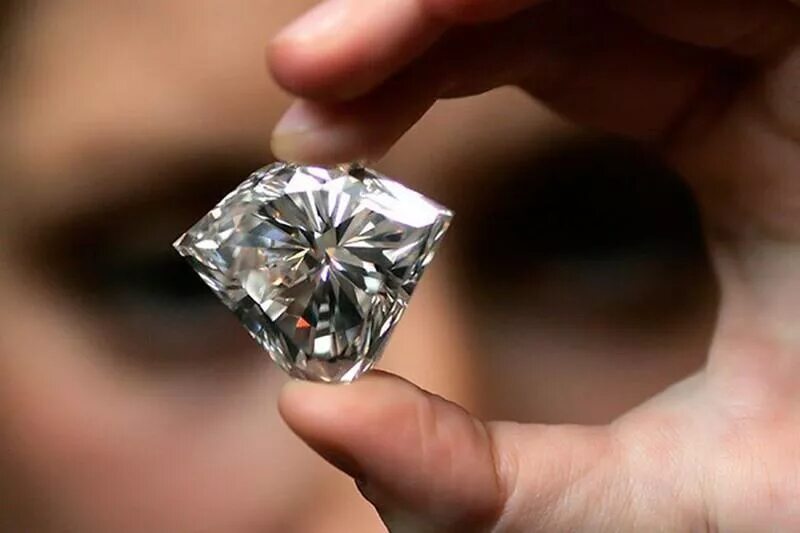 В стеклянном доме камнями не бросаются. Алмаз камень. Ювелирные Алмазы. Красивые бриллианты.
