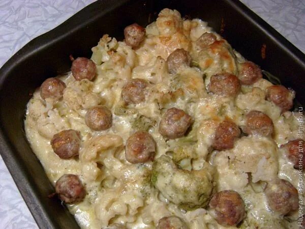 тефтели с тушеной капустой. фрикадельки в капусте в духовке. сырные шарики с овощами. митболы с булгуром. цветная капуста с фрикадельками в духовке.