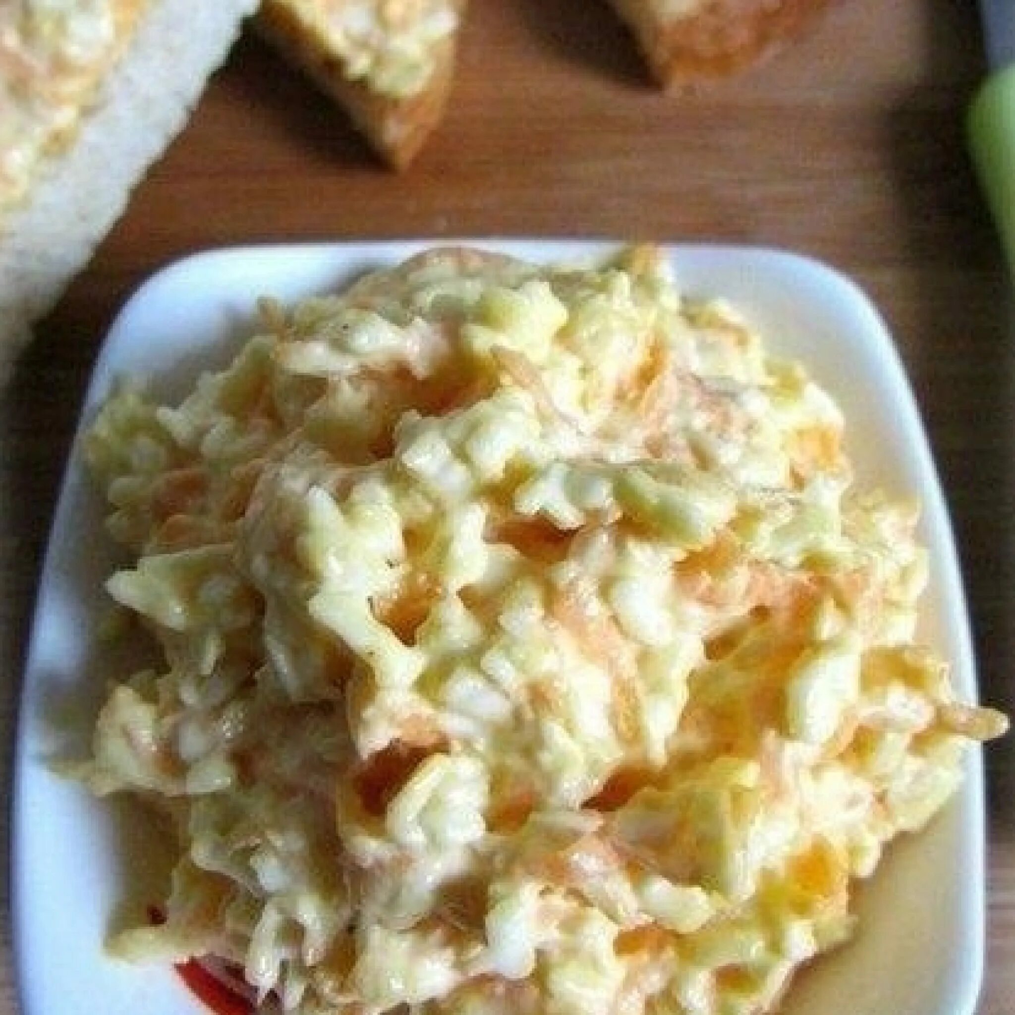 Морковка яйцо чеснок. Салат с плавленным сыром и яйцом. салат с плавленным сыром и чесноком. салат из плавленного сырка. салат с сырками плавленными и яйцом.
