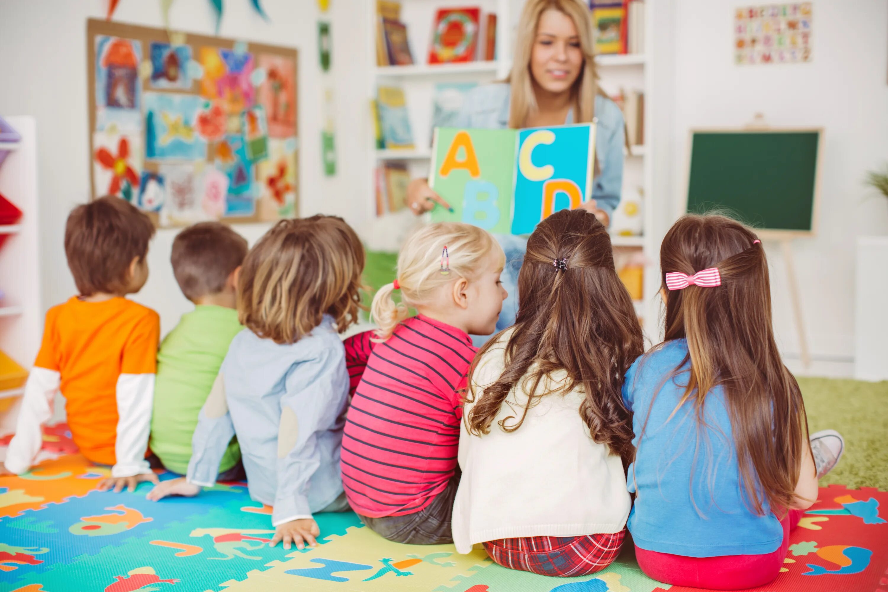 Preschool teachers. Дети в детском саду. Дети в саду. Дошкольное образование. Воспитатель и дети в детском саду.