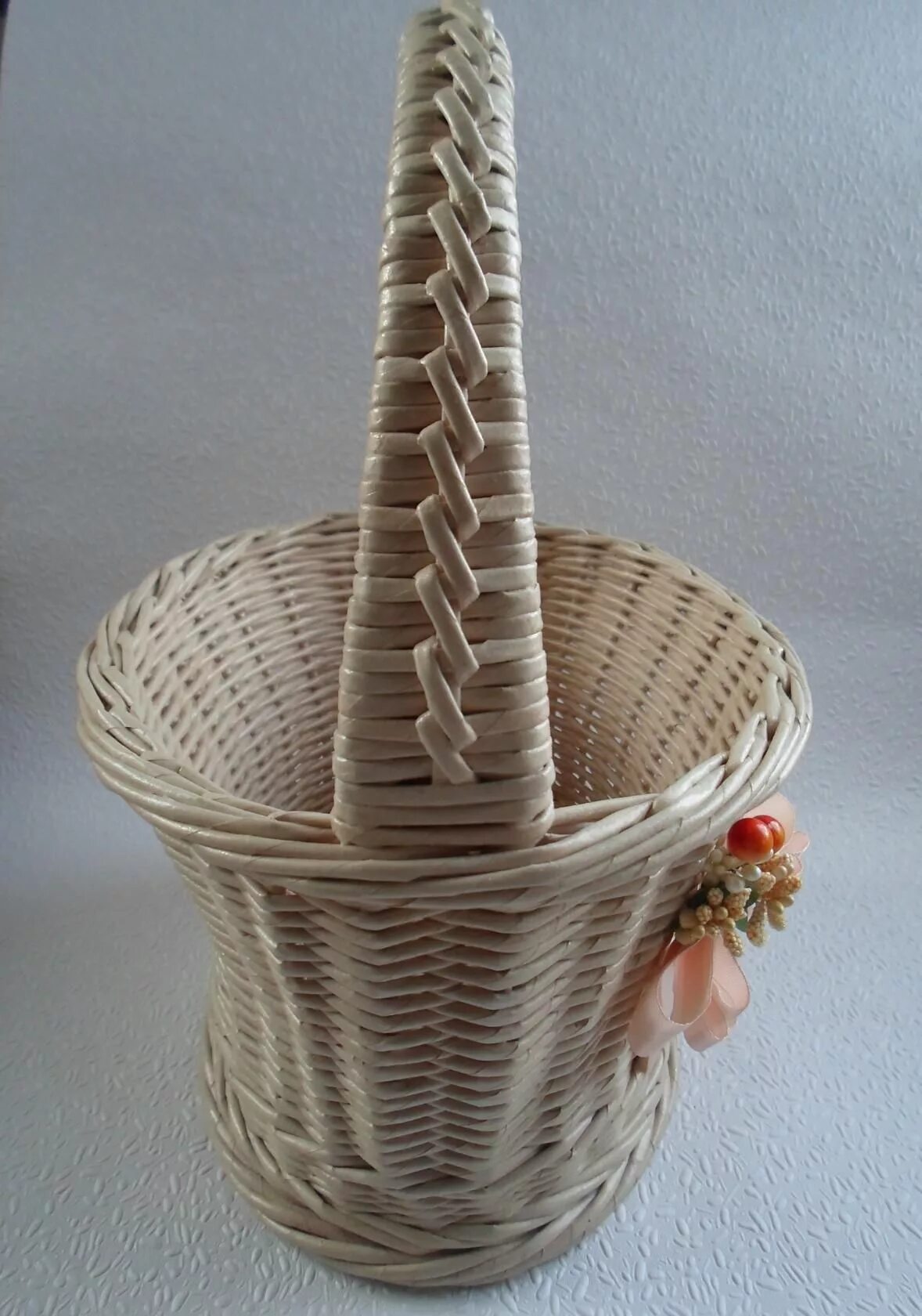 плетение ручек из бумажной лозы. елена тищенко плетение из трубочек. бумажные трубочки для плетения. плетение ручки для корзинки. плетеные корзины из газет.