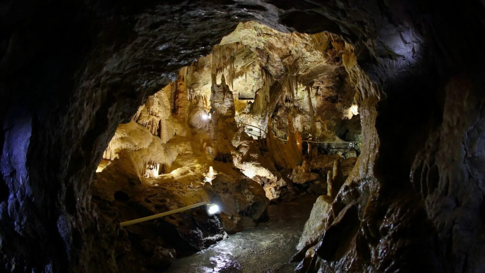 В каком направлении от родника расположена башня?. Задание 3 выполняется с использованием топографической карты. Кустарник геодезия. Обрыв на топографической карте. Определите по карте в каком направлении от родника находится.