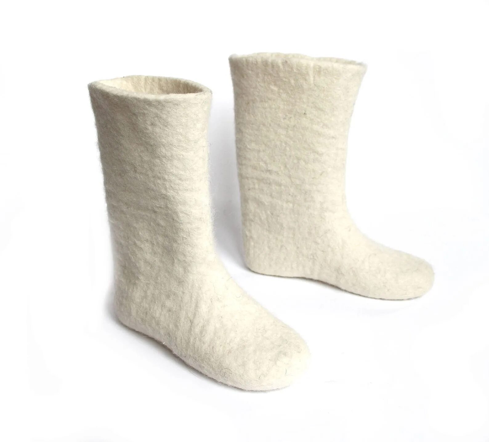 Как почистить валенки. Красим валенки. Ноги в валенках. Чистка валенок. Красим валенки белой краской акриловой.