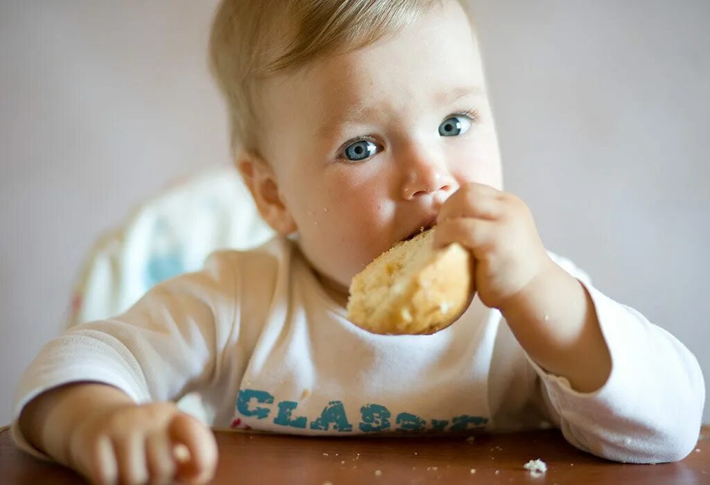 Хлеб для детей. Ребенок кушает. Мальчик с булочкой. Маленький ребенок ест. Когда можно давать хлеб