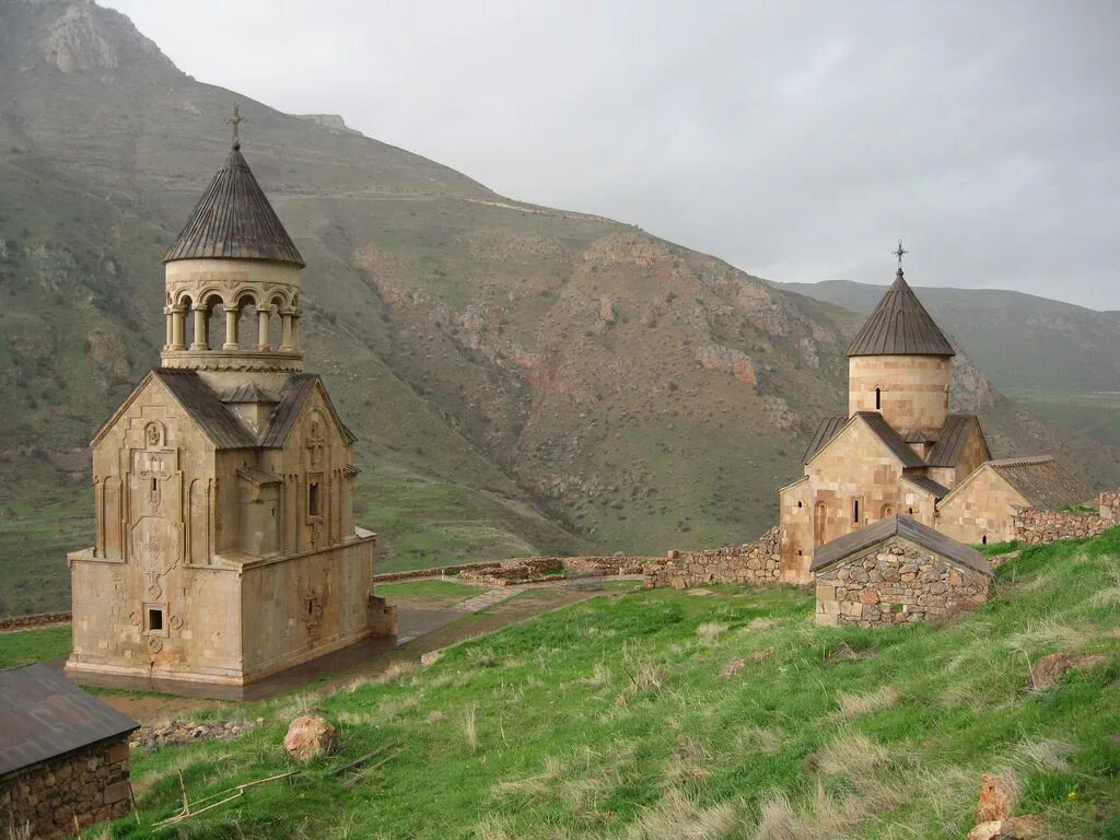 S armenia. Монастырь Нораванк. Храм Нораванк в Армении. Армянские церкви Армения манастир. Гошаванк монастырь Армения.