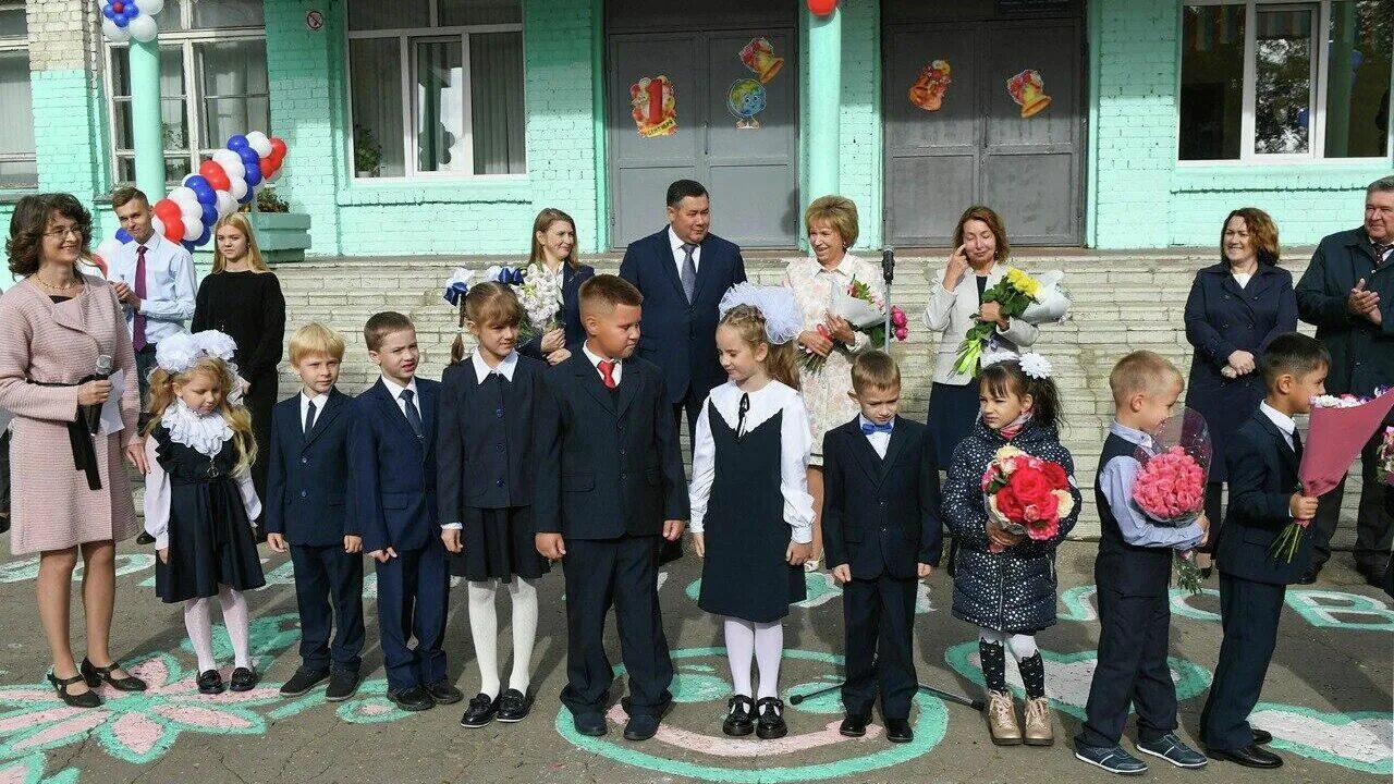 Как пройдет 1 сентября в 2025. Школа. школа 36 тверь. ребенок первоклассник. 1 сентября линейка в школе.