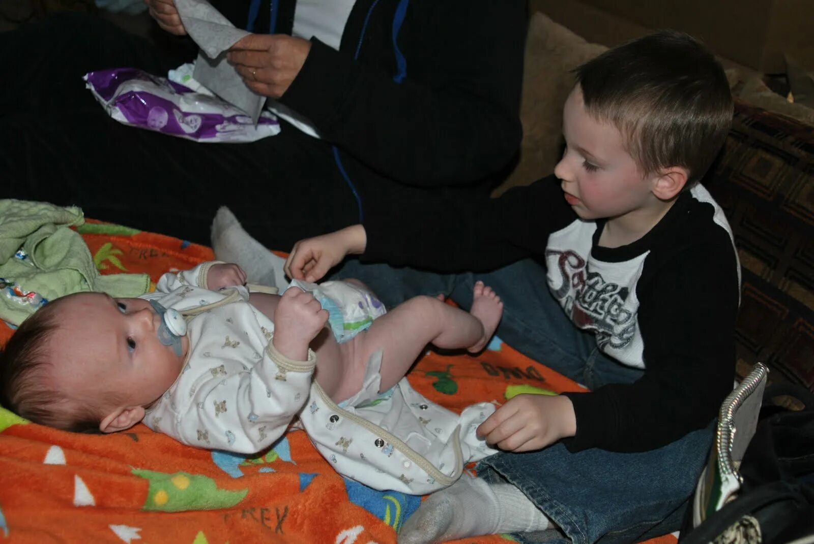 Change diapers. Diapers autism. Change diapers. Дети с открытой головкой. Change diapers.