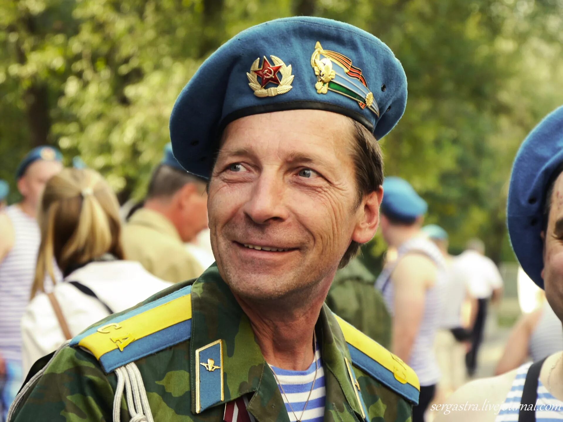 Воздушно диваные войска. Крылатые десантники. Форма вдв гвардия. Надпись с днем воздушно десантных. Вдв элита.
